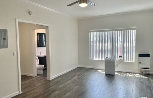 814 S HOBART BLVD