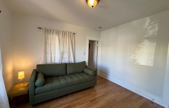 2 beds, 1 bath, $4,000