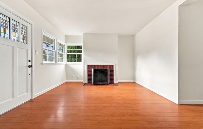 3 beds, 1.5 baths, $4,300