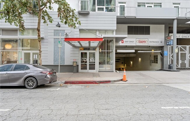 1 bed, 1 bath, 800 sqft, $2,700