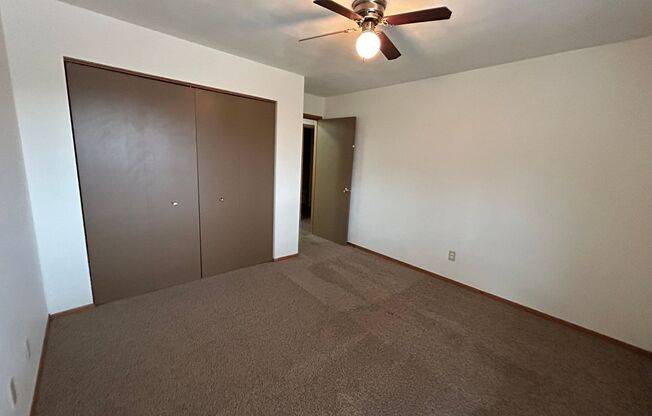 2 beds, 1 bath, $945, Unit 1986-17