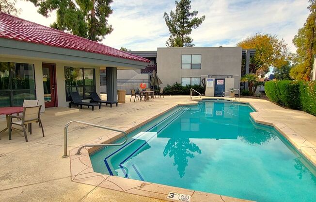 VERY NICE & AFFORDABLE 2 BED / 2 BATH CONDO – W/D, PATIO, POOL!