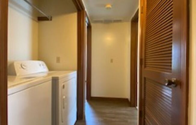 2 beds, 1 bath, $895, Unit Apt B