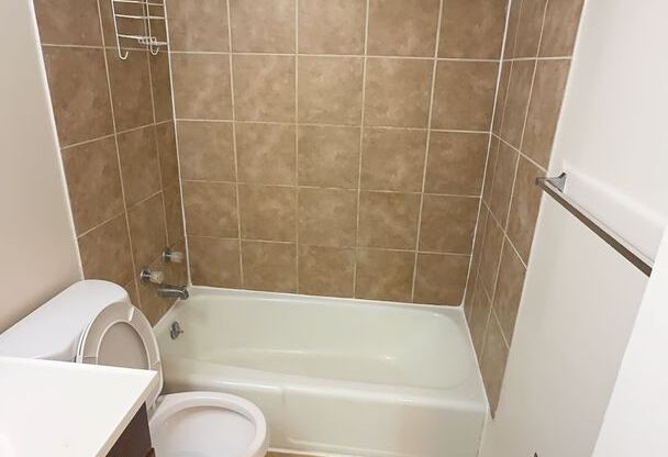 August 2026/2027 Loyola off-campus  2bd/2ba Homeland Southway Condo w/ CAC & more! - Available 8/9