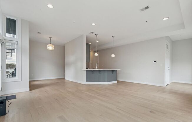 1,300sq/ft 2 Bed | 2.5 Bath Condo with Parking!