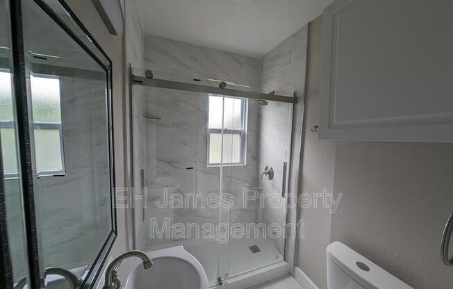 2202 E 7 ST
