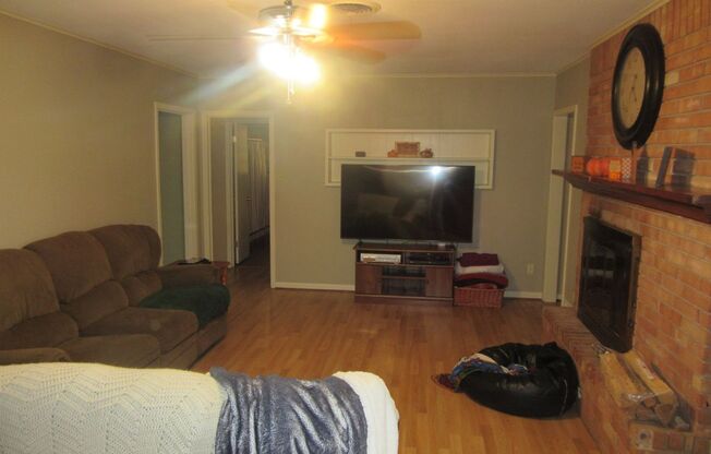 3 beds, 2 baths, $1,595