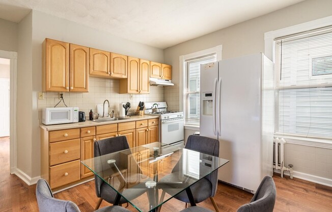 3 beds, 1 bath, $3,200, Unit 1