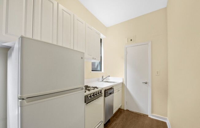 1 bed, 1 bath, $2,700, Unit 17