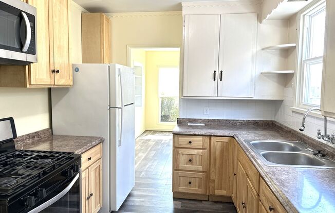 2 BEDS/1 BATH/Home For RENT! Cozy, and Charming!