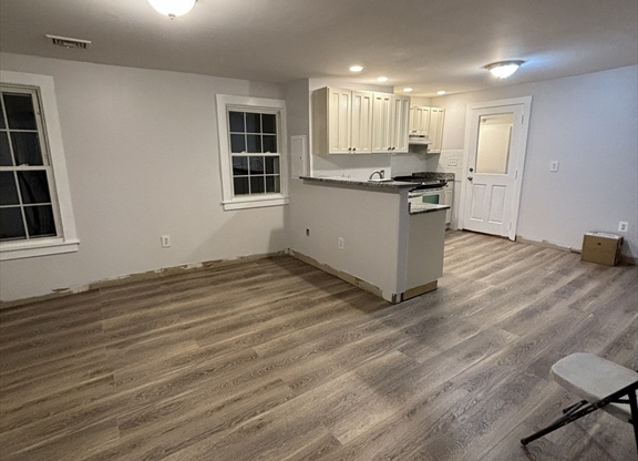 3 beds, 1 bath, 750 sqft, $3,350, Unit 2