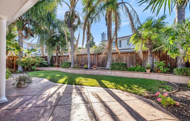 ELLEGANT 4 BEDROOM 3 BATHROOM HOME IN THE WONDERFUL ROSE GARDEN COMMUNITY.