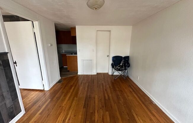 1 bed, 1 bath, 700 sqft, $850, Unit Apt 5