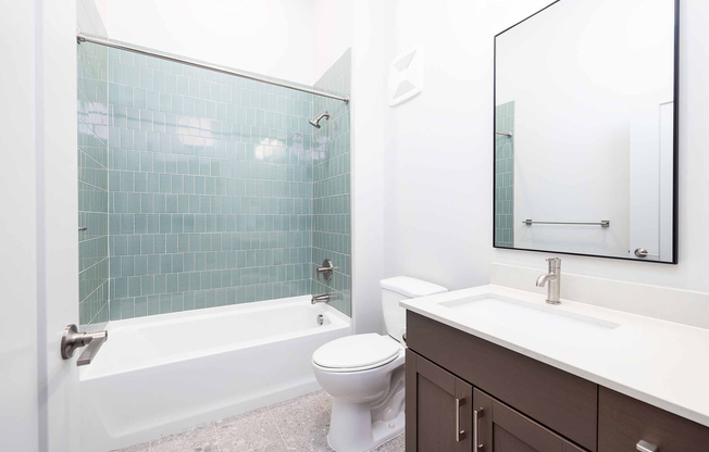 17 - Jaeger Square - Bathroom