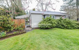 Charming 1-Bedroom Duplex with Spacious Yard in Multnomah Village