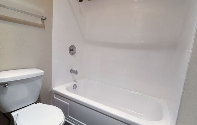 2 beds, 1 bath, 861 sqft, $1,695, Unit 140