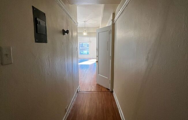 1 bed, 1 bath, 572 sqft, $1,485, Unit Old King Edward 17