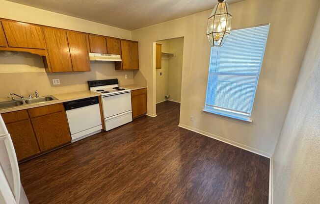 2 beds, 1 bath, 895 sqft, $750, Unit Apt D