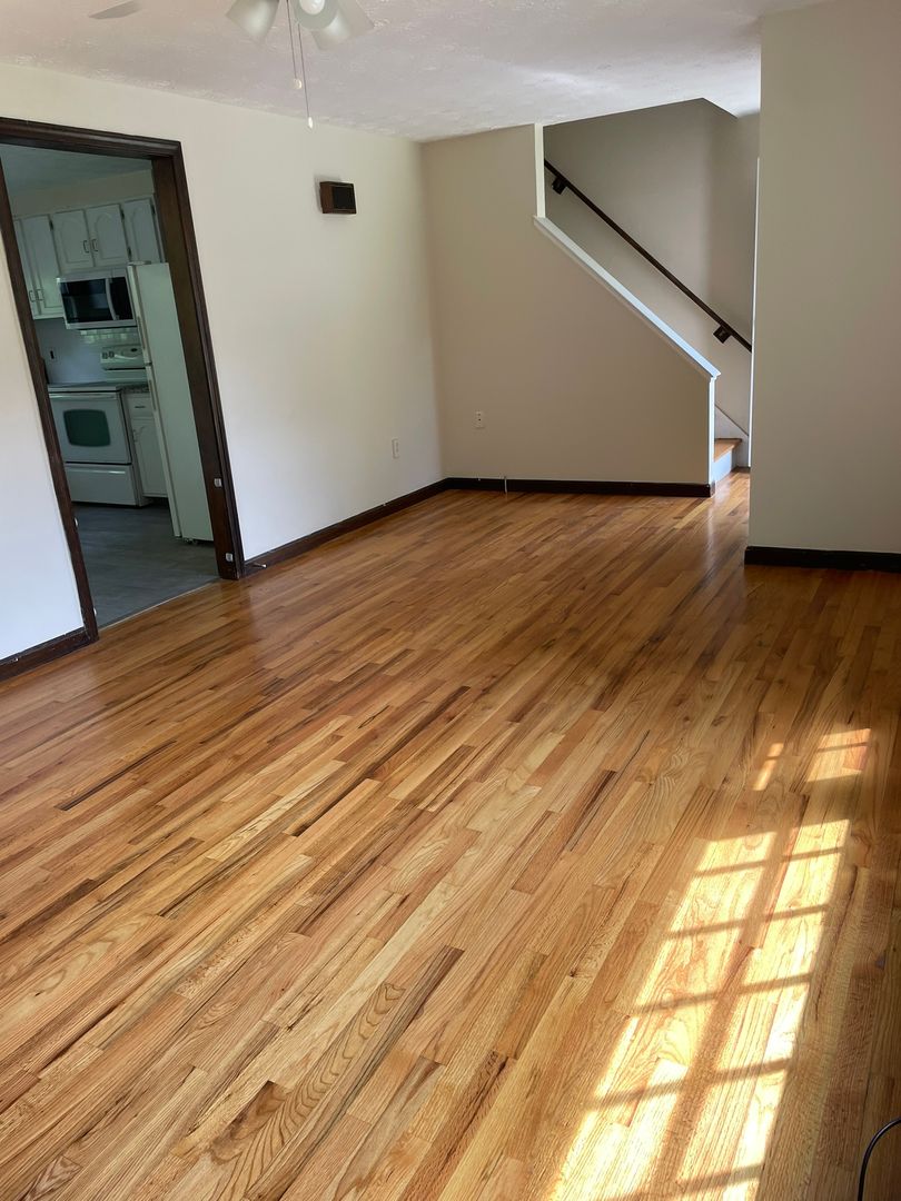 Townhouse style 3 bedroom, 1.5 bathroom