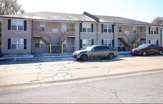 Decent priced 2 bed apt unit in Raytown!
