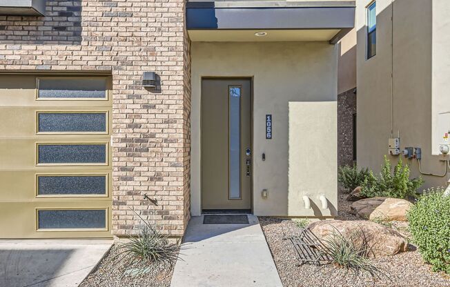 Gorgeous and modern townhome in gated community-fully furnished and ready to move in!