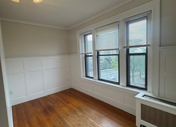 3 beds, 1 bath, 1,003 sqft, $4,700, Unit 13