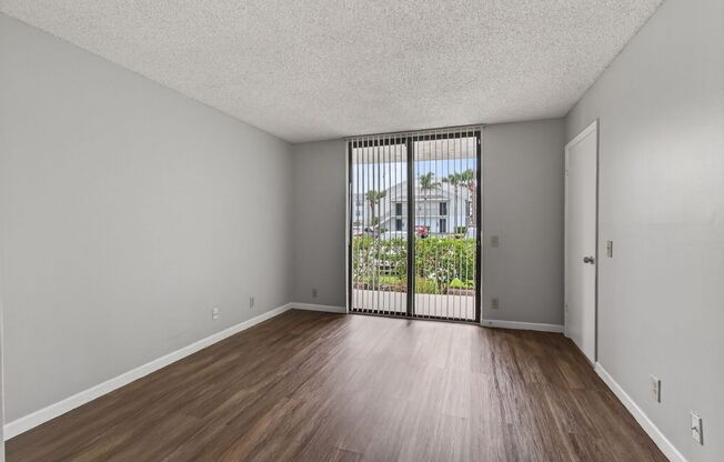 ONE BEDROOM ONE BATHROOM!! Waterfront Community!!