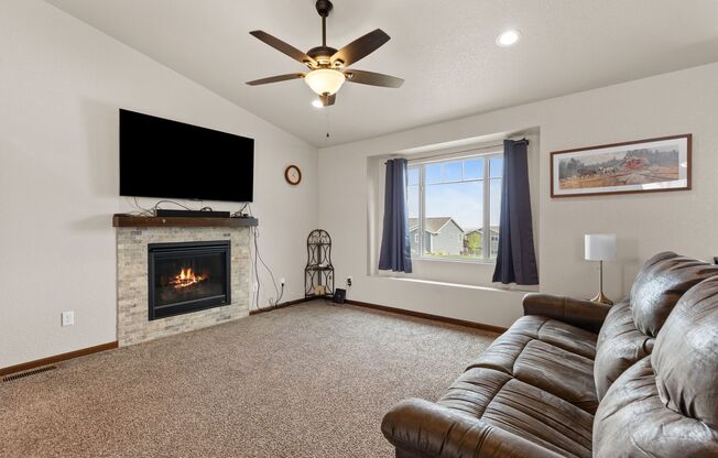 4 BED | 3 BATH | DOUBLE GARAGE | RAPID VALLEY