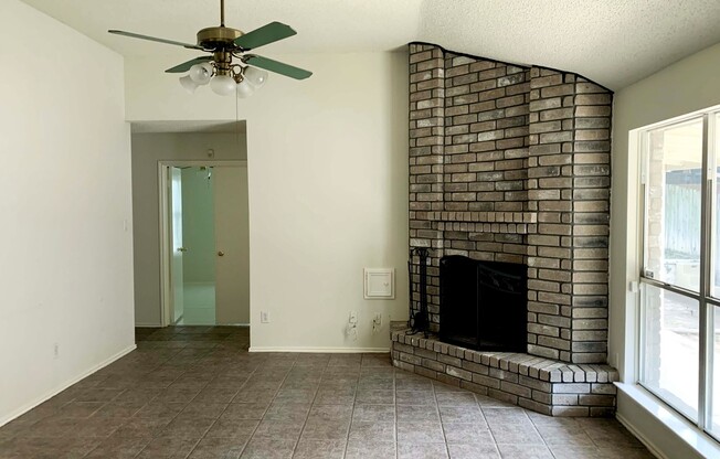 Ready for Move In! A wonderful all brick 1 Story 3 Bedroom 2 Bath in Lincoln Park - West SA