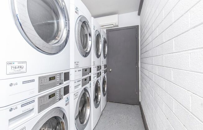 2 beds, 1 bath, 810 sqft, $1,195, Unit 17