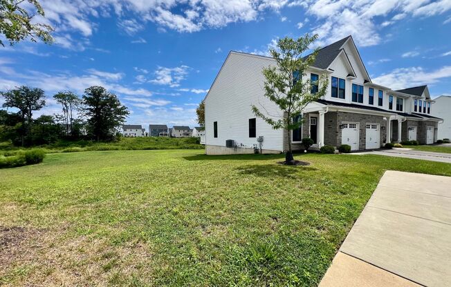 Gorgeous 3-Bedroom Townhome with Garage in Cheltenham! Available NOW!