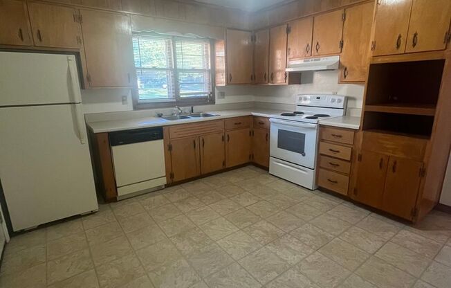 2 beds, 1 bath, 903 sqft, $1,290, Unit D-2