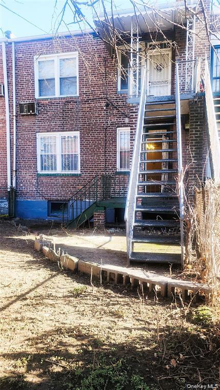 2 beds, 1 bath, 2,332 sqft, $3,000