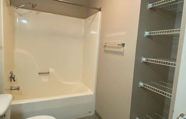 Studio, 1 bath, 700 sqft, $900, Unit 206