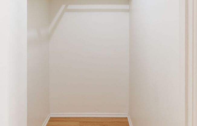 Studio, 1 bath, 375 sqft, $1,975, Unit 208