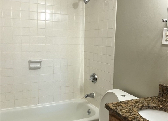 Studio, 1 bath, 400 sqft, $2,400, Unit 12