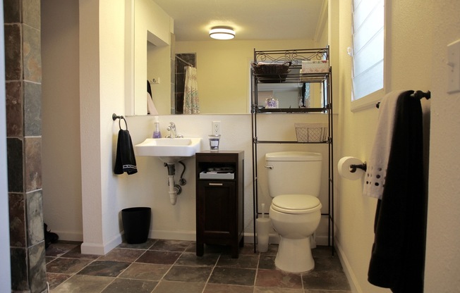 Very clean and spacious Studio with lots of storage and great location in Kailua!
