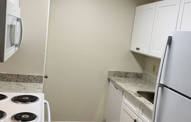 1 bed, 1 bath, 650 sqft, $925, Unit 128D