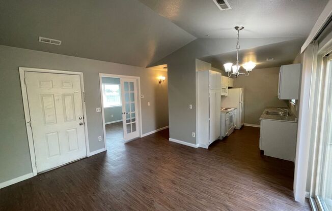 Super Private 1 Bedroom 1 bath in Perfect Condition! INCLUDES RESERVED PARKING!!!