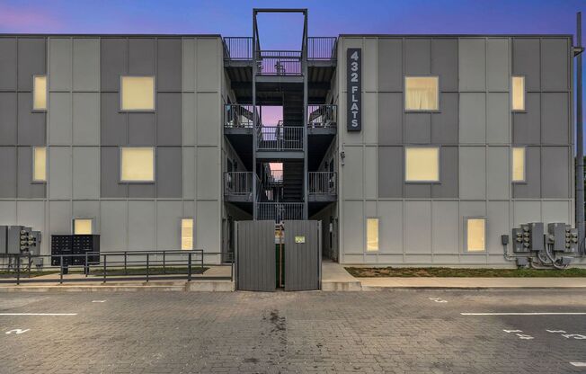1 Bed 1 Bath Condo Minutes to Downtown w/ Water, W/D & Dedicated Parking $1150