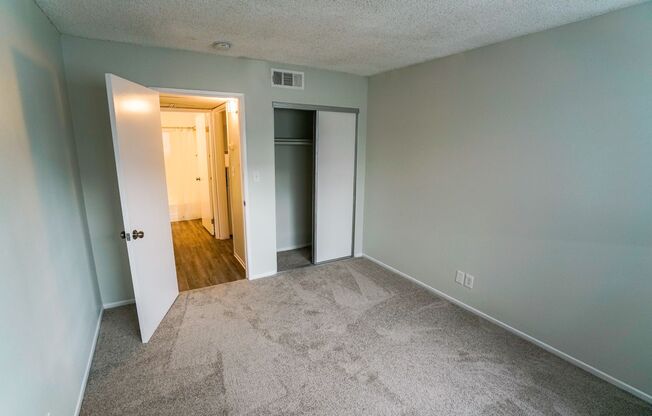 1 bed, 1 bath, 695 sqft, $1,698, Unit 215