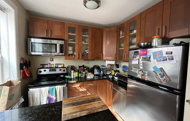2 beds, 1 bath, $3,500, Unit 8