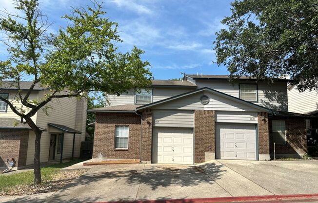 3 BD/2.5 BA AVAILABLE IN GATED COMMUNITY IN THE HEART OF MEDICAL CENTER!