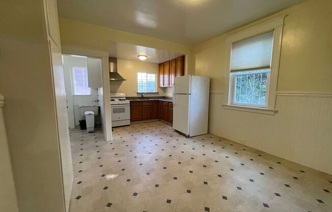 Charming 2-Bedroom Ground-Floor Duplex with Private Garage & Backyard – San Francisco
