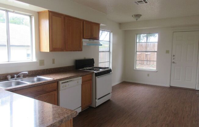 3 beds, 1 bath, 952 sqft, $1,595