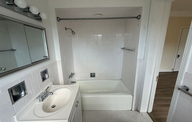Studio, 1 bath, 295 sqft, $1,275, Unit Old King Edward 371