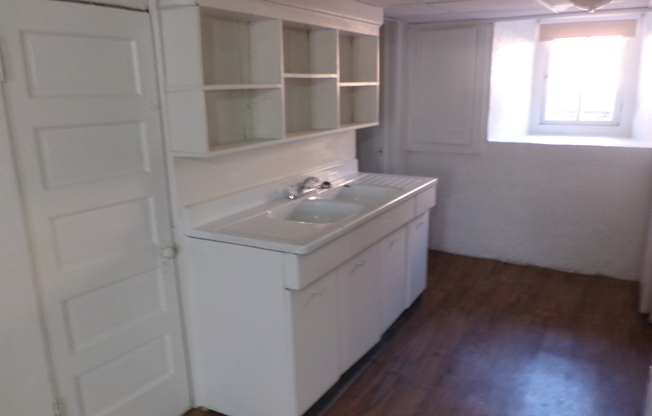 2 beds, 1 bath, $950, Unit 823 Brown Ave. #C