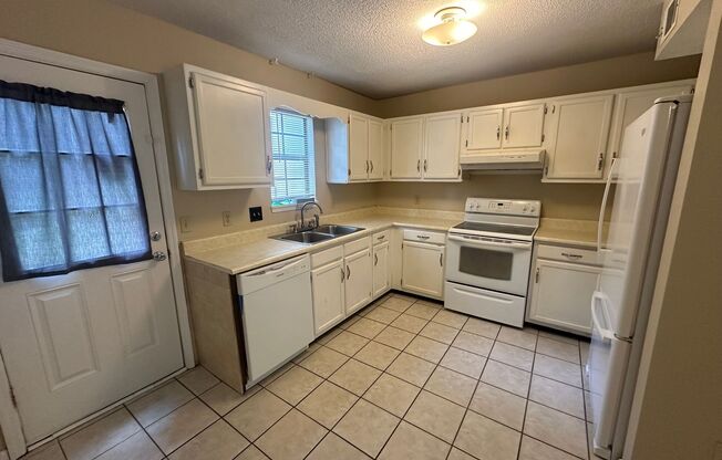 2 beds, 1.5 baths, $1,095