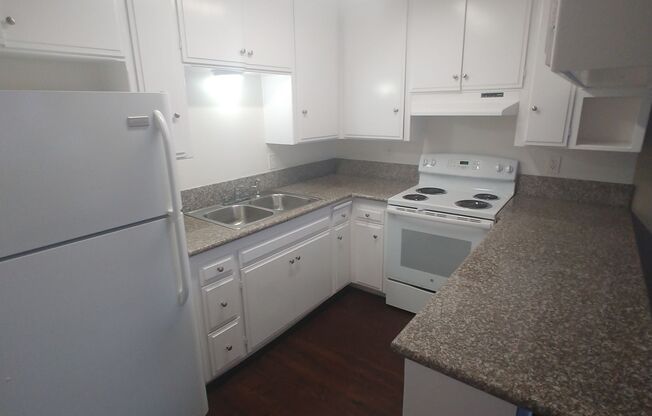 2 beds, 2 baths, 925 sqft, $2,450, Unit 34