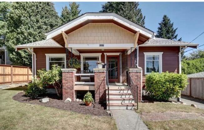 Charming 3-Bedroom Home with Private Backyard and Detached Garage in Tacoma